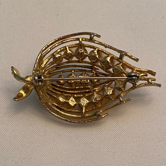 Vintage Lisner Faux Pearl and Gold Tone Brooch/Pin 1.9" L - Picture 5 of 6